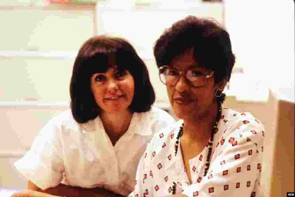 Edna Wallace y Cecilia O’Neill, secretarias, departamento de Programación, Washington D.C