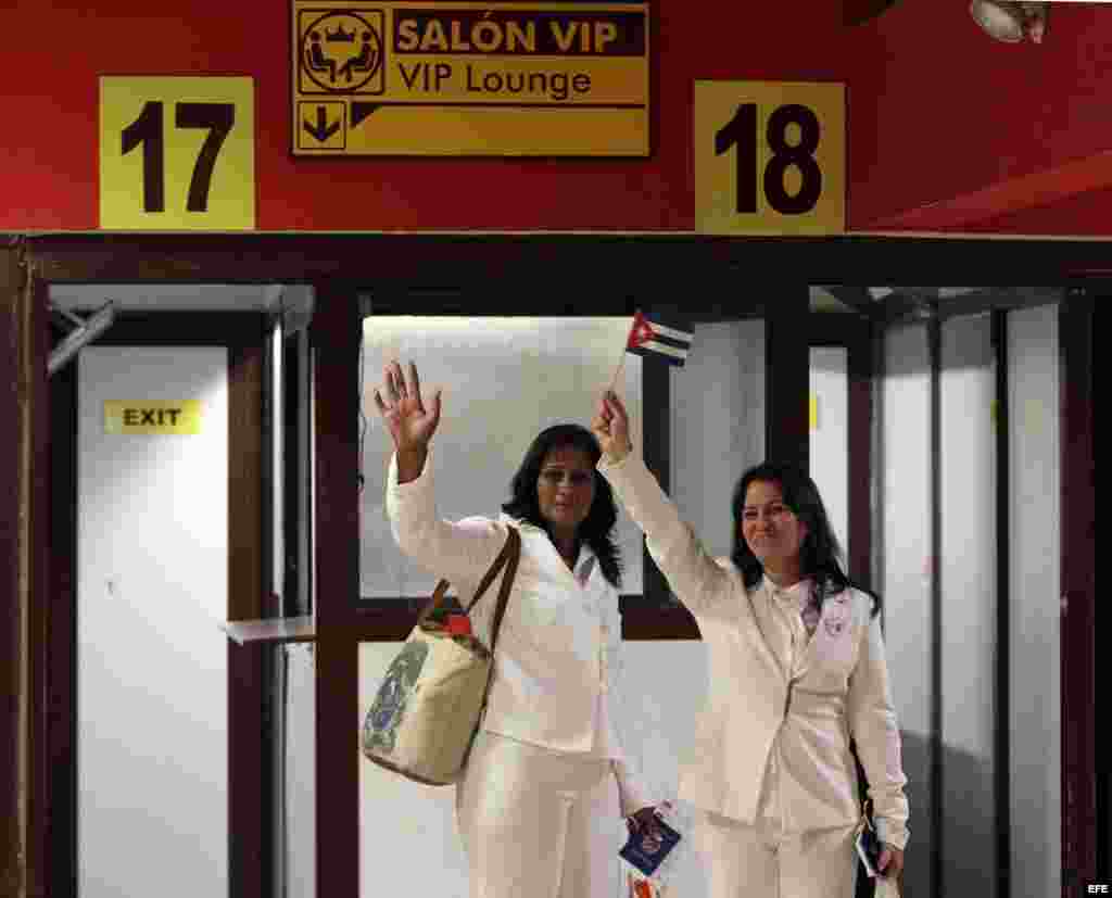 Las opositoras Laura Labrada (d), hija de la fallecida líder de las Damas de Blanco, Laura Pollán, y Belkis Cantillo (i) se despiden de otras Damas de Blanco en el aeropuerto José Martí de La Habana (Cuba).