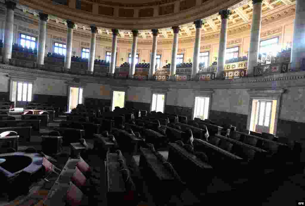 Fotografía de uno de los hemiciclos del Capitolio Nacional de Cuba este jueves, 16 de mayo de 2013, en La Habana (Cuba). Un andamio de enormes proporciones cubre desde hace semanas la imponente cúpula del Capitolio, uno de los edificios más emblemáticos