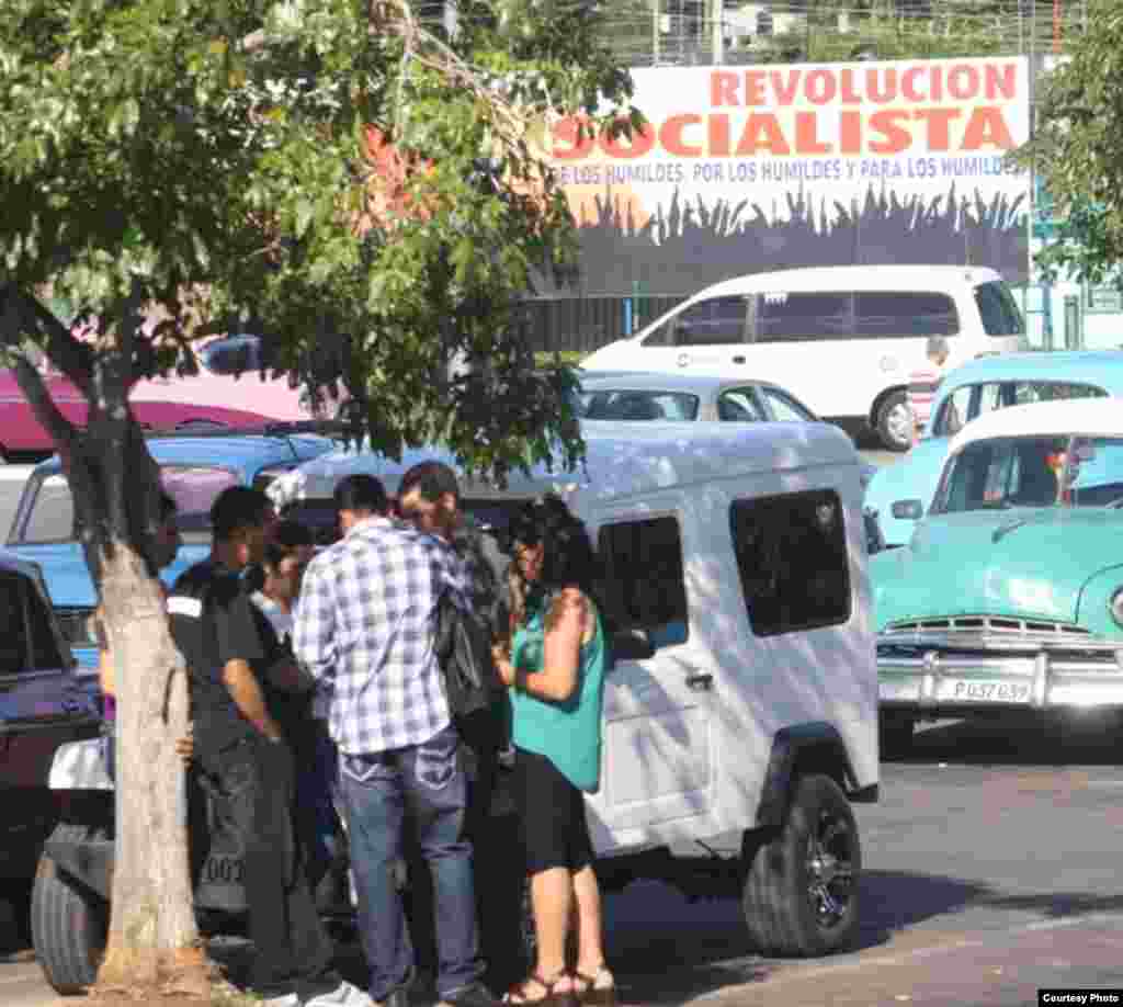Buscando un transporte para salir del aeropuerto habanero para la ciudad.