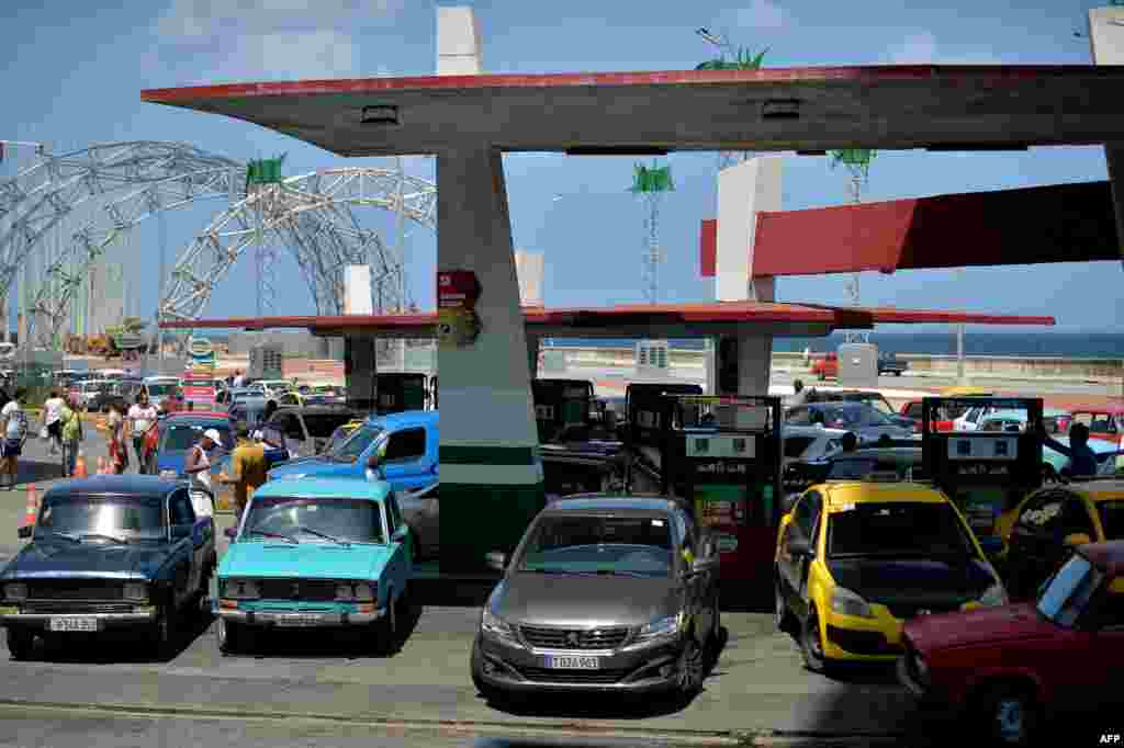 Congestión en las gasolineras de La Habana. YAMIL LAGE / AFP