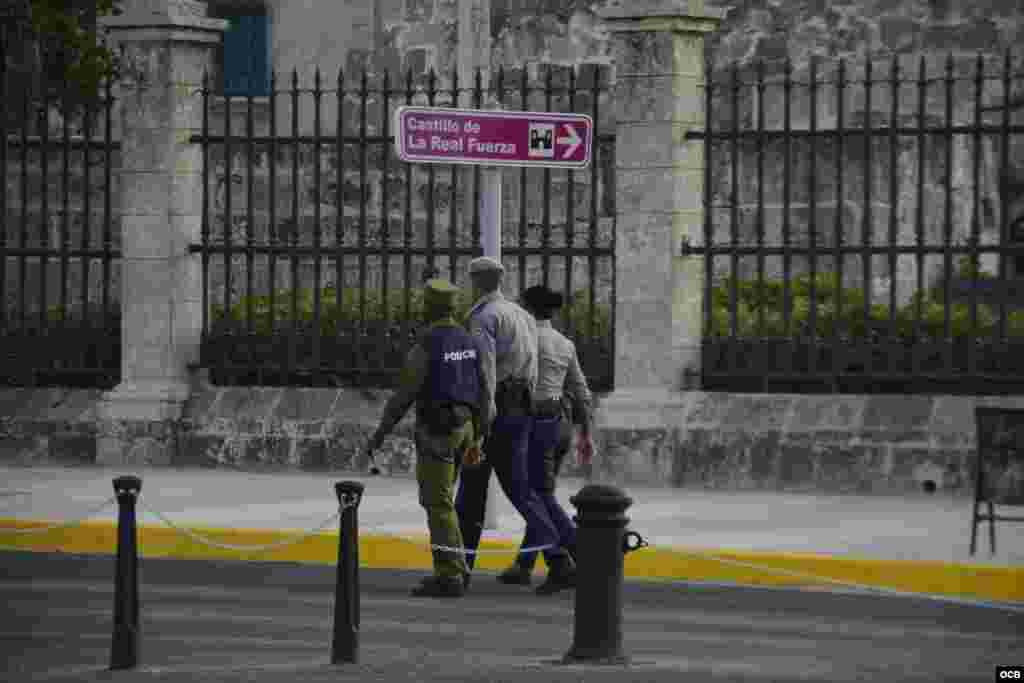 Policías custodian el Palacio del Segundo Cabo