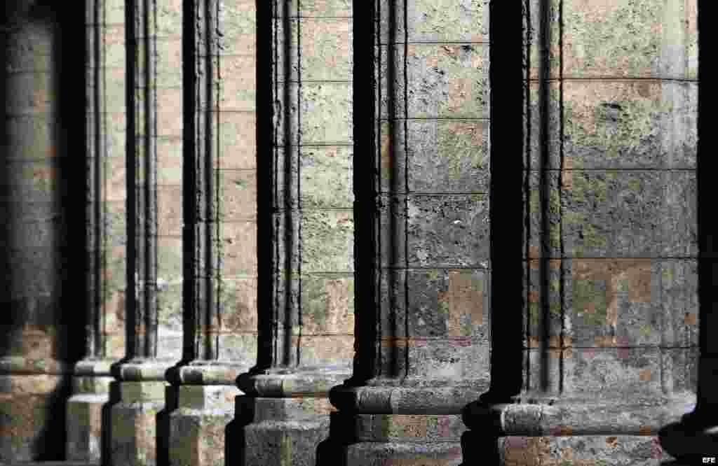 Detalle de las columnas del Palacio de los Capitanes Generales.
