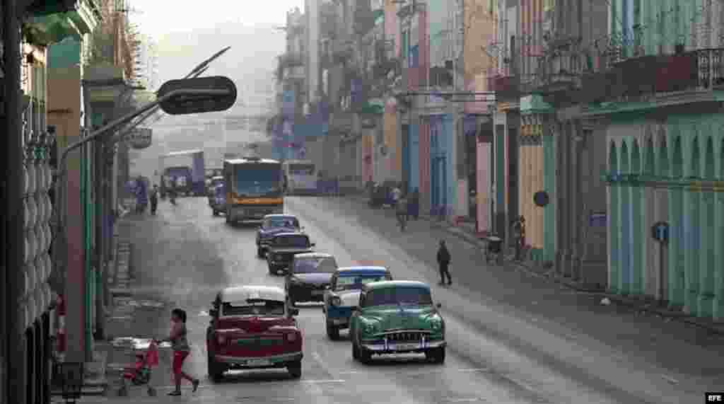 Vista de una calle de La Habana (Cuba), este viernes, 20 de enero de 2017, día en que Donald Trump asume la presidencia de EEUU. Washington y La Habana han desarrollado una frenética actividad bilateral en las últimas semanas, pues con la salida de Barack Obama de la Casa Blanca y la llegada de Trump la continuidad del deshielo iniciado en el 2014 se tiñe de incertidumbre, porque el nuevo mandatario ha insistido en que no está de acuerdo con este proceso. 