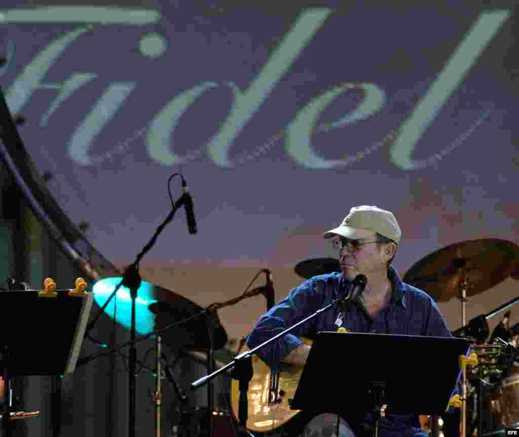 El cantautor cubano Silvio Rodríguez participa, en el concierto organizado por la Fundación Guayasamín en homenaje al 80 cumpleaños del líder cubano Fidel Castro.