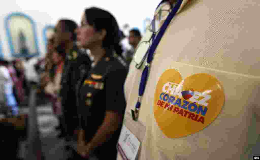Funcionarios de la embajada de Venezuela en Cuba asisten el martes 8 de enero de 2013, a una misa por la salud del presidente venezolano Hugo Chávez en el santuario de la Virgen de Regla en La Habana (Cuba).