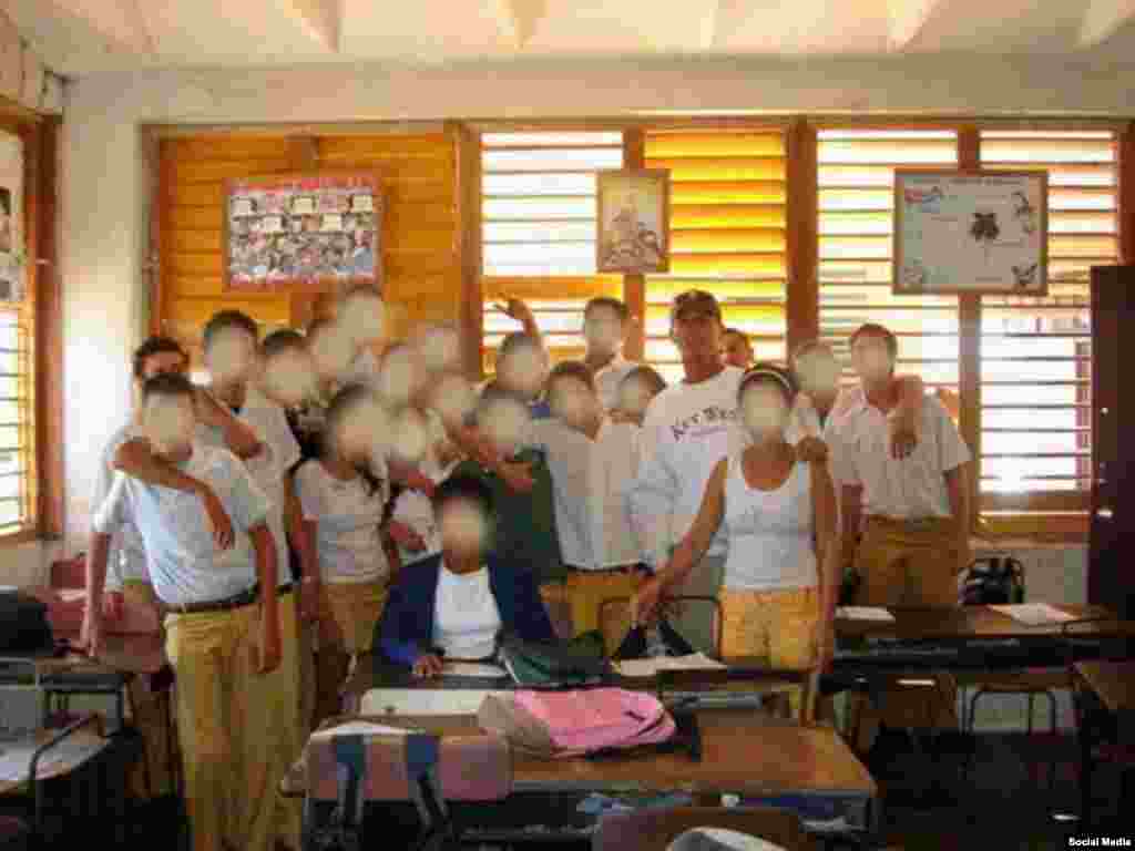 Cubadave posa con estudiantes de secundaria. Strecker asegura que la foto fue tomada en Matanzas.
