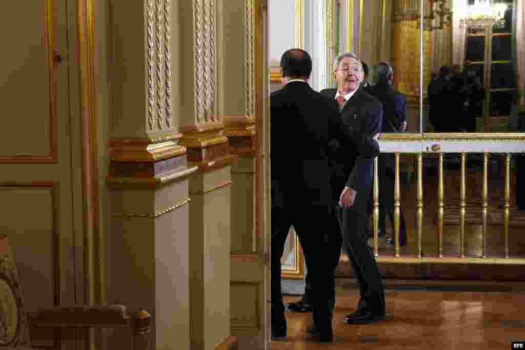 Raúl Castro (d) de camino a la rueda de prensa junto a su homólogo francés François Hollande (i) en el palacio del Elíseo en París, Francia hoy 1 de febrero de 2016.