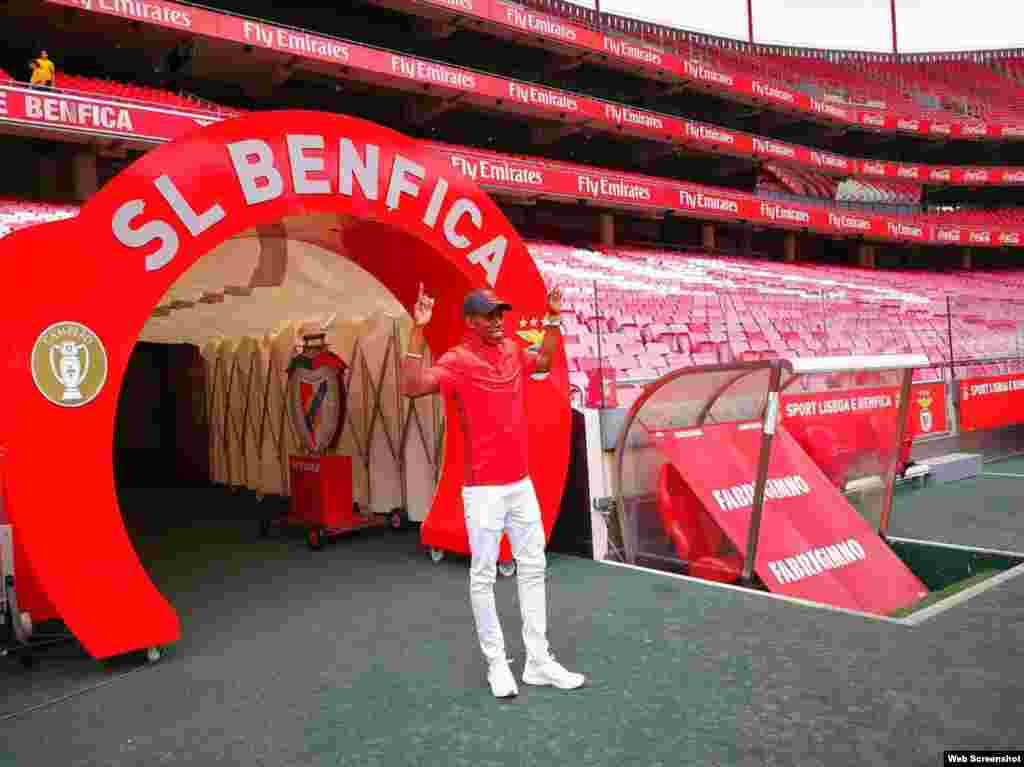 "Estoy muy feliz de representar al Benfica y espero saltar de nuevo por encima de los 18 metros con el club", declaró Pedro Pablo Pichardo durante el acto de presentación en Lisboa. El atleta es una de las bajas más sensibles que sufre el deporte cubano, cada vez más impotente de retener a sus figuras ante las millonarias ofertas que reciben en el exterior.