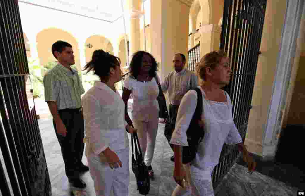 En este encuentro, solicitado por las Damas de Blanco, también participó Julio Orlando Márquez Román, portavoz del Arzobispado de La Habana.