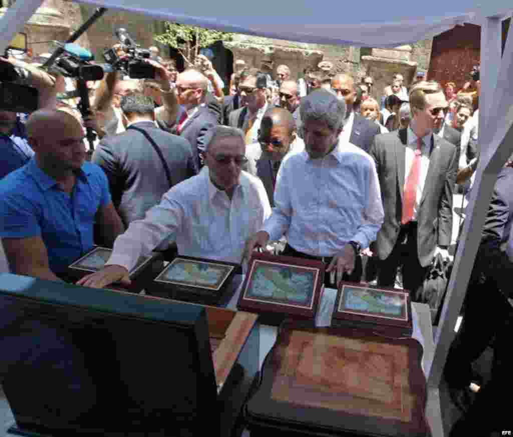 El secretario estadounidense de Estado, John Kerry (c), observa varias cajas de tabacos en La Habana Vieja (Cuba). 