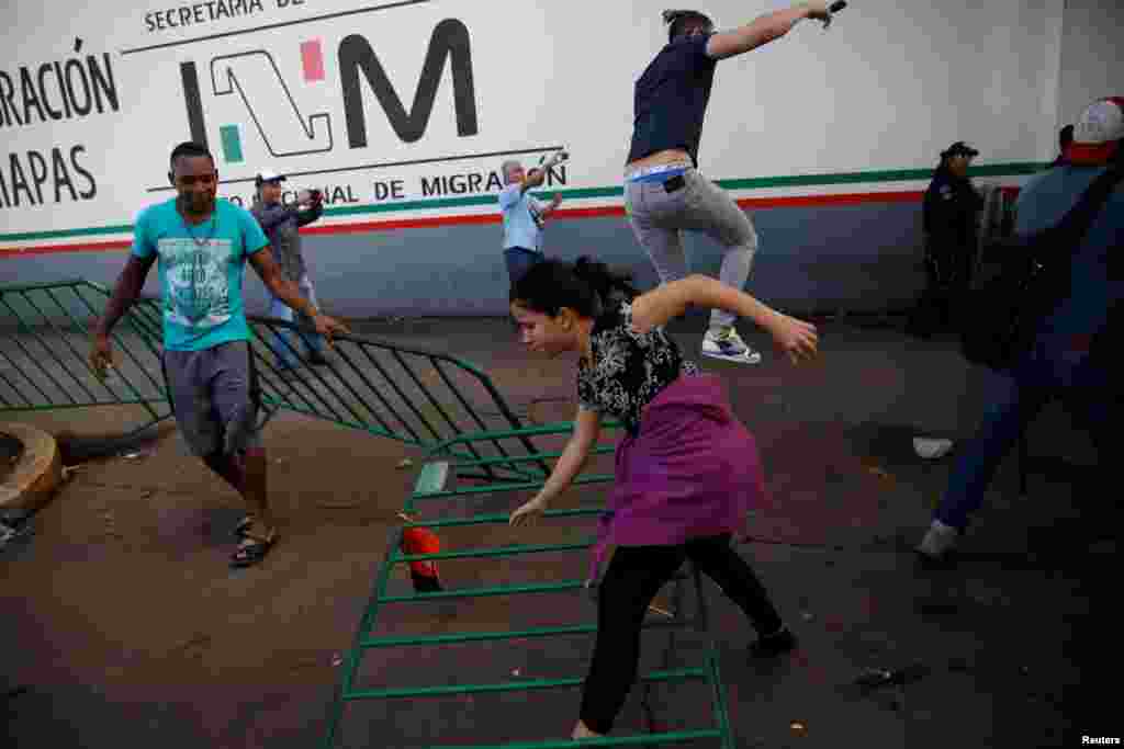 Cubanos escapan de la estación migratoria Siglo XXI en Tapachula, México.