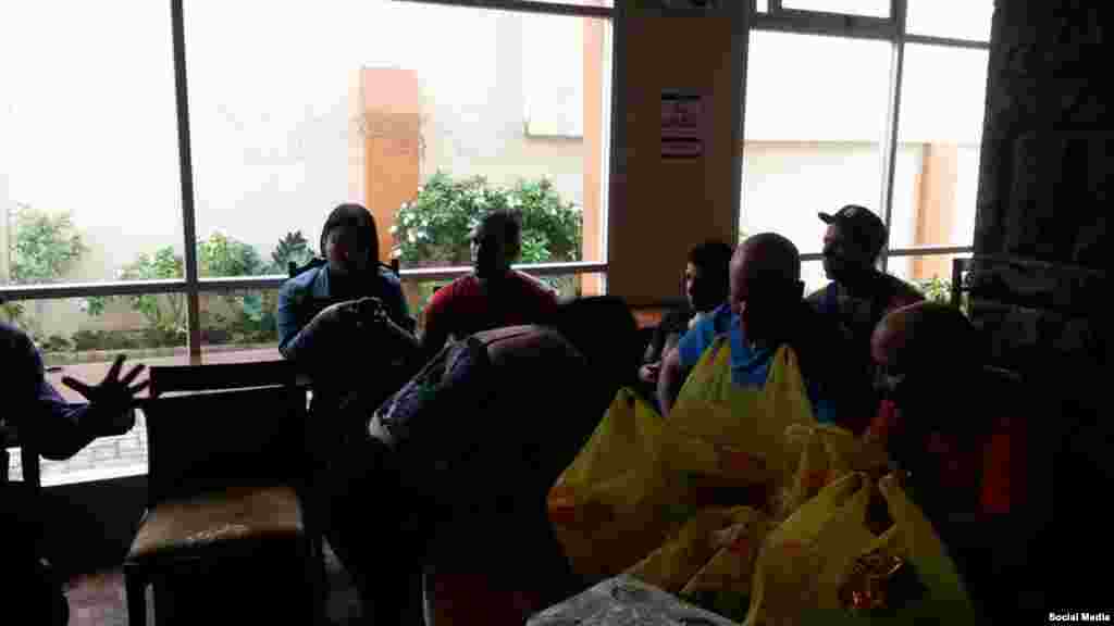 Miembros de la Alianza visitaron a los cubanos detenidos en el Hotel Carrión para conocer de su situación. 