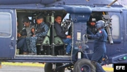 Militares mexicanos conducen en un helicóptero al máximo dirigente del cártel de Sinaloa, Joaquín "El Chapo" Guzmán