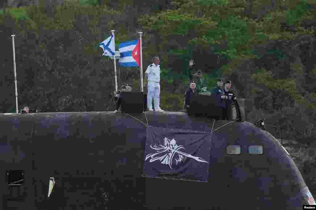 La bandera cubana ondea en el submarino de la armada rusa el 12 de junio de 2024. REUTERS/Alexandre Meneghini 