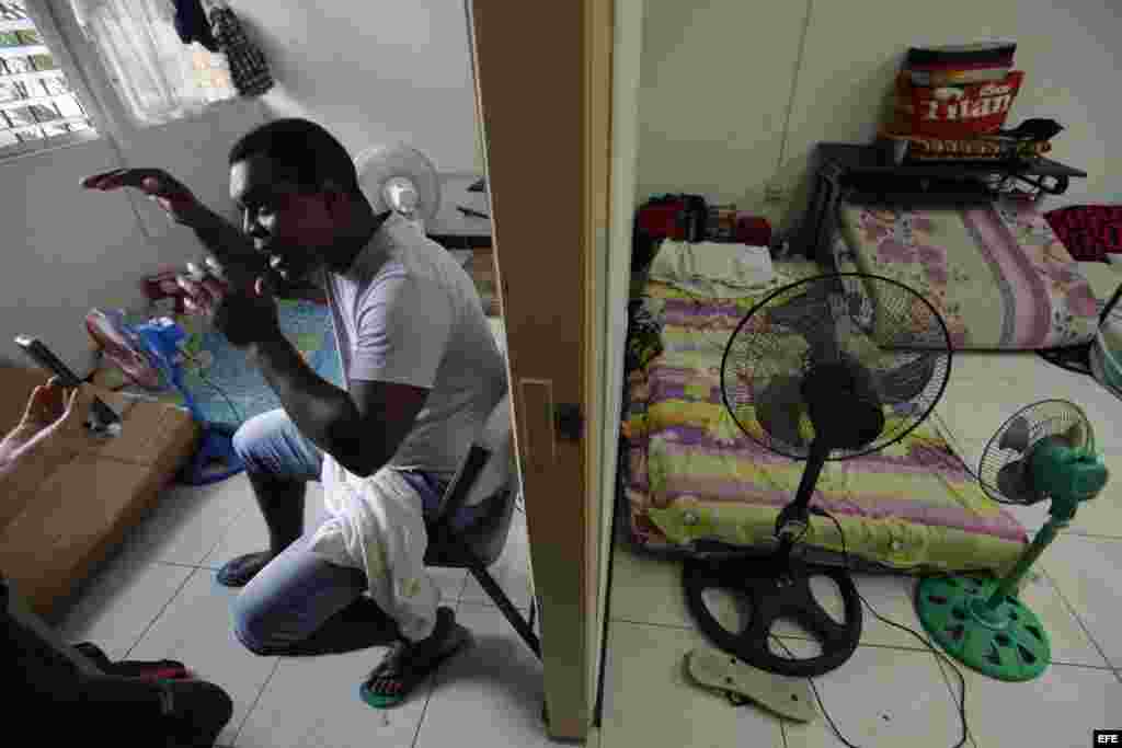 El migrante cubano Osvaldo González habla en un albergue de la Pastoral Social Cáritas hoy, viernes, 13 de enero de 2017, en Ciudad de Panamá, tras conocerse el fin de la política migratoria estadounidense "pies secos/pies mojados" que les permitía ingre