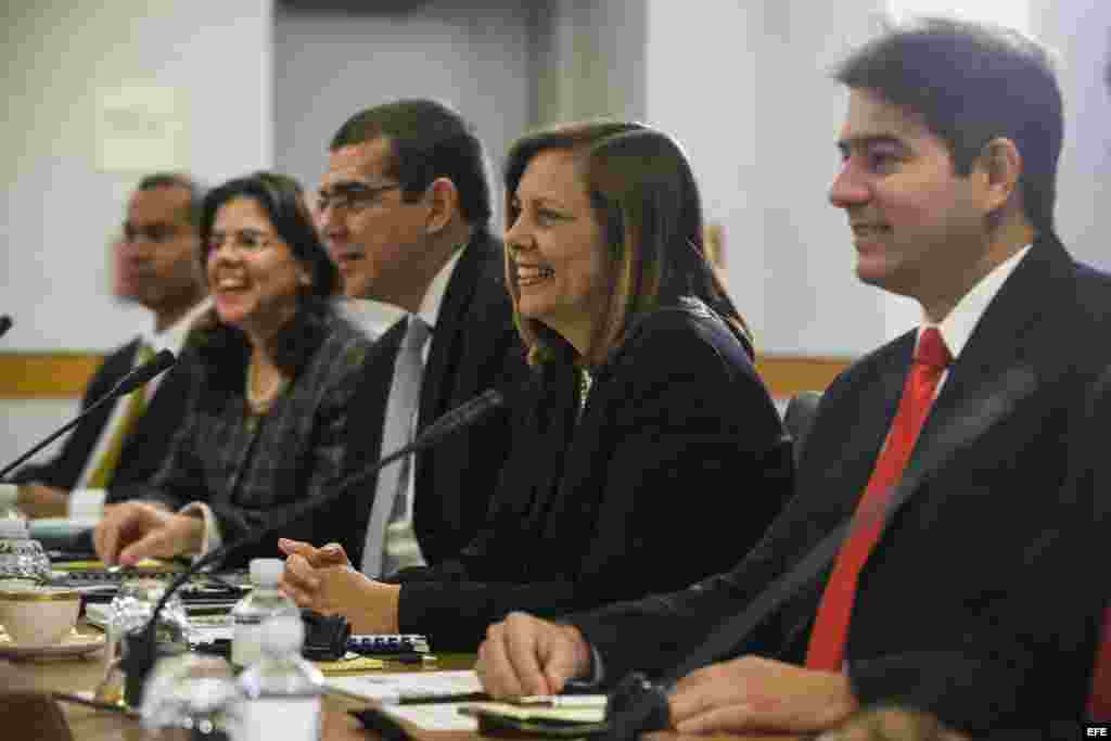 La encargada de Asuntos de América del Norte del Gobierno cubano, Josefina Vidal (2d), encabeza una delegación del gobierno cubano que se reúne con la subsecretaria de Estado de EE.UU. para América Latina, Roberta Jacobson (4i), antes de la segunda ronda