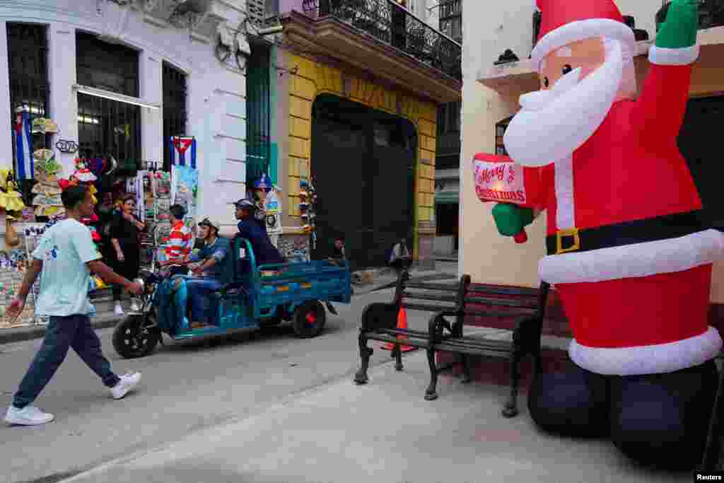 Un Santa Claus inflable a la entrada de un negocio en La Habana. REUTERS/Alexandre Meneghini