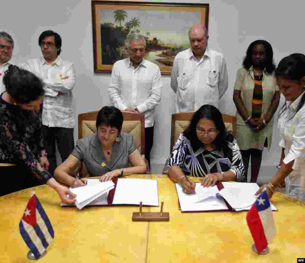 El ministro de Relaciones Exteriores de Chile, Heraldo Muñoz (atrás centro izquierda) y el ministro cubano de Comercio Exterior, Rodrigo Malmierca (atrás cd), participan hoy, viernes 04 de septiembre del 2015, en la firma de un memorándum de entendimient