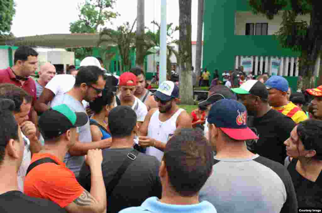 Aroldis Chapman nació en Holguín, Cuba, el 28 de febrero de 1988. Abandonó el equipo de pelota de Cuba durante el torneo World Port Tournament (Rotterdam, Holanda), el 1 de julio de 2009. Al año siguiente firmó con los Rojos de Cincinnati por seis años y $30.25 millones. El 28 de diciembre de 2015, Chapman fue enviado a los Yankees de Nueva York, a cambio de cuatro jugadores de ligas menores, los lanzadores derechos Caleb Cotham y Rookie Davis, y los jugadores de cuadro Eric Jagielo y Tony Renda. El 11 de enero de 2016, el manager de los Yankees, Joe Girardi, lo nombró el cerrador oficial del equipo. Pero el 25 de julio de 2016, los Yankees enviaron a Chapman a los Cachorros de Chicago por Gleyber Torres, Billy McKinney, Adam Warren y Rashad Crawford. 