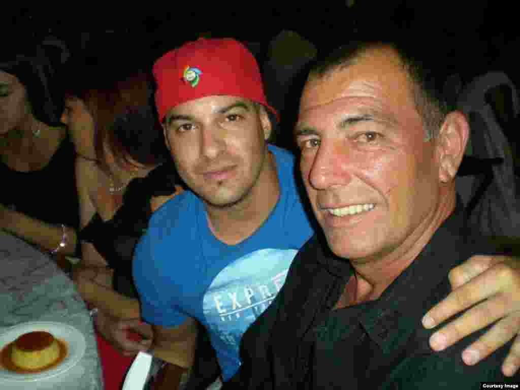 William Pérez Villalba con el ex lanzador de Grandes Ligas René Arocha. Cortesía de Glorias del béisbol cubano.
