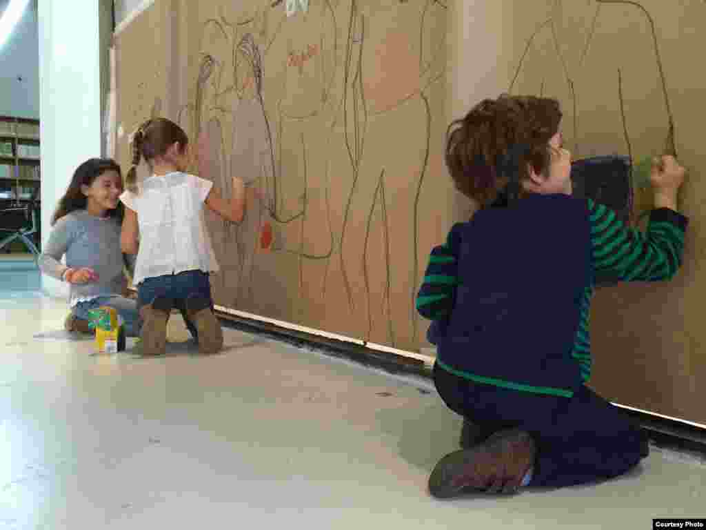 En la peña "Locos y Bajitos" se abrió un espacio de plástica para niños.