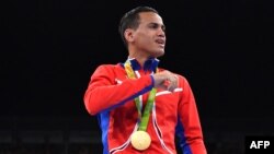 Robeisy Ramírez con la medalla de bronce en las Olimpídas de Río de Janeiro 2016. (Yuri CORTEZ / AFP)
