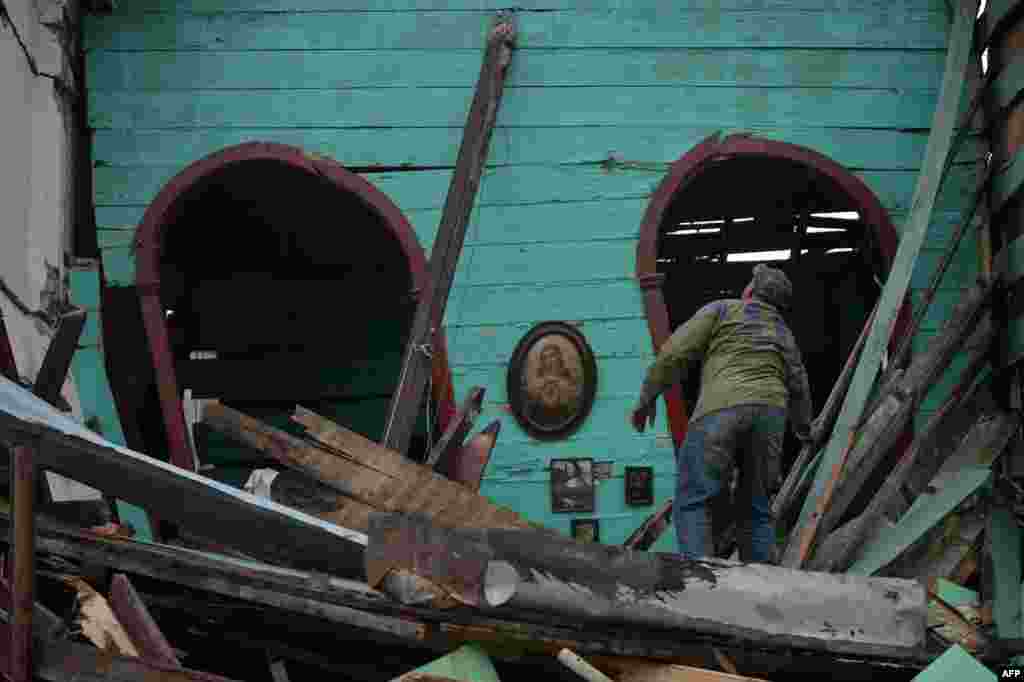 Un hombre intenta salvar sus pertenencias de un edificio destruido por el fuerte tornado que azotó La Habana.