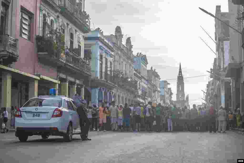 Vigilancia policial en las calles habaneras durante la procesión a la Virgen de la Caridad.