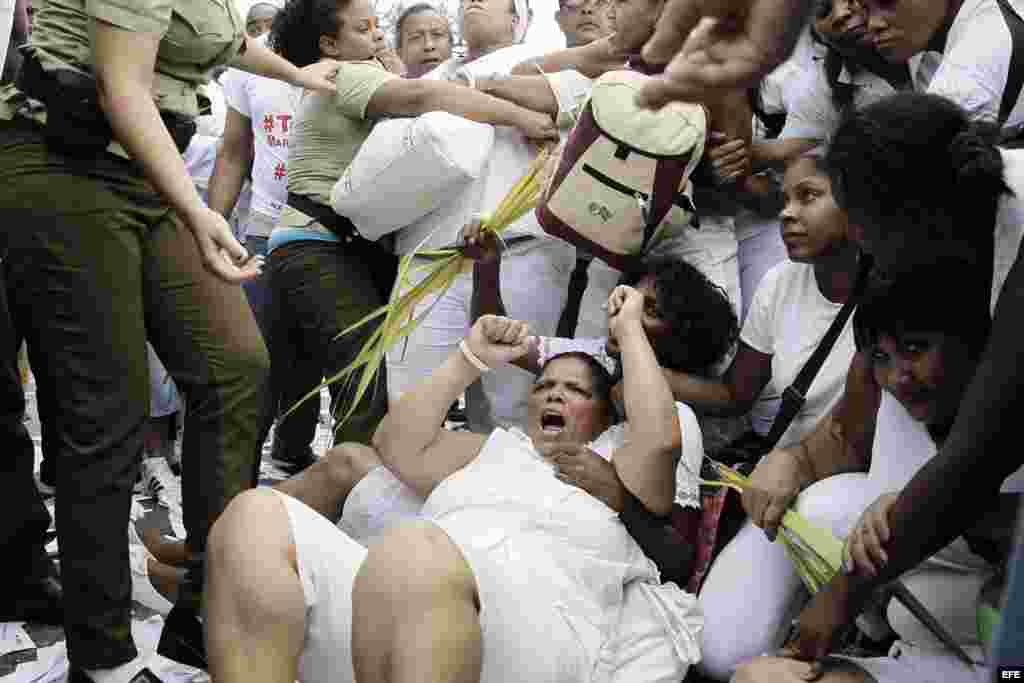 Manifestantes son arrestados por la Policía hoy, domingo 20 de marzo de 2016, tras una marcha en La Habana (Cuba).