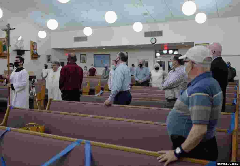 Inicio de la misa en la Iglesia San Lázaro de Hialeah en la noche del viernes, en apoyo espiritual al movimiento San Isidro en la iglesia. 