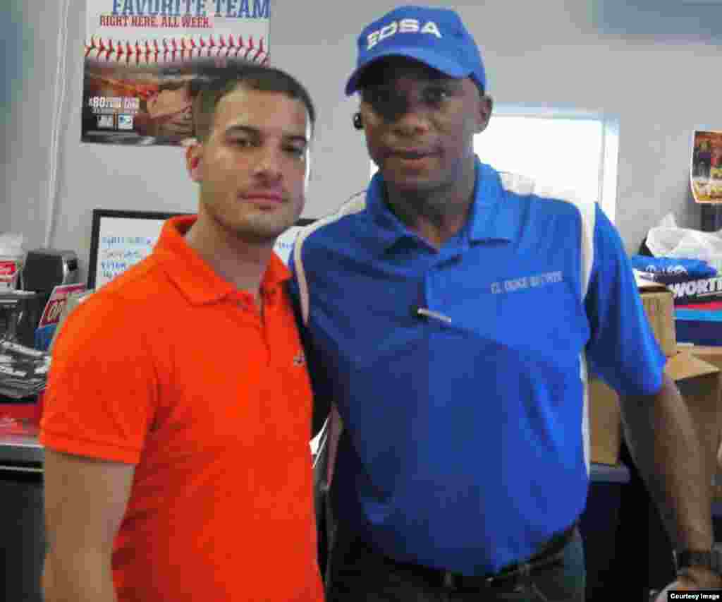 William Pérez Villalba junto al genial serpentinero Orlando "El Duque" Hernández. Cortesía de Glorias del béisbol cubano.