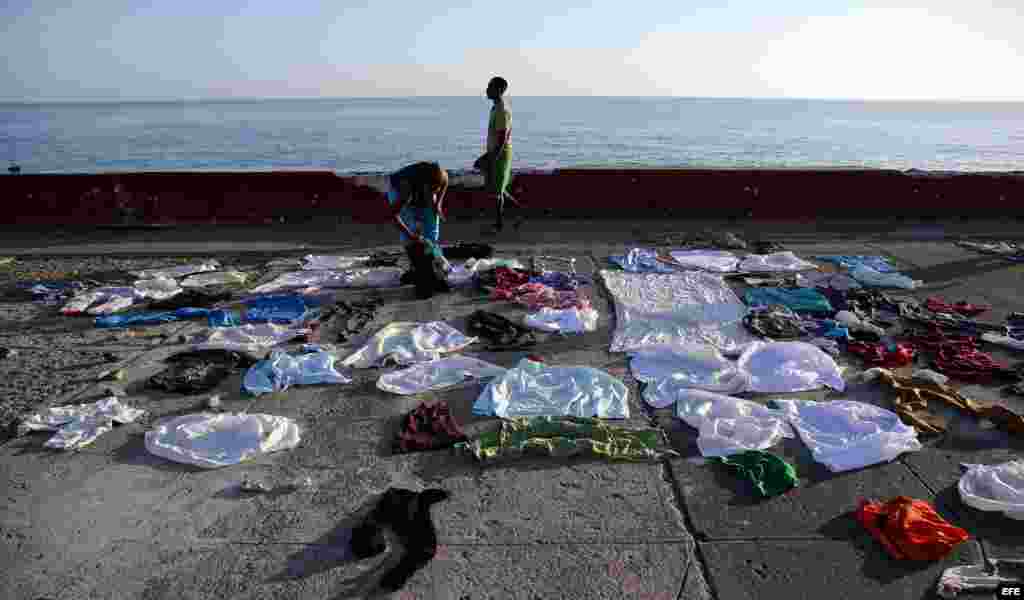 Una mujer pone a secar ropa hoy, viernes 7 de octubre de 2016, tras el paso hace tres días del huracán Matthew en Baracoa (Cuba).EFE/Alejandro Ernesto