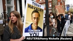 En la foto, manifestantes en Londres, Reino Unido, portan un cartel con la imagen del opositor ruso Alexei Navalny que ha anunciado el fin de una huelga de hambre en reclamo por atención médica por parte de galenos civiles. Foto: REUTERS/Henry Nicholls.
