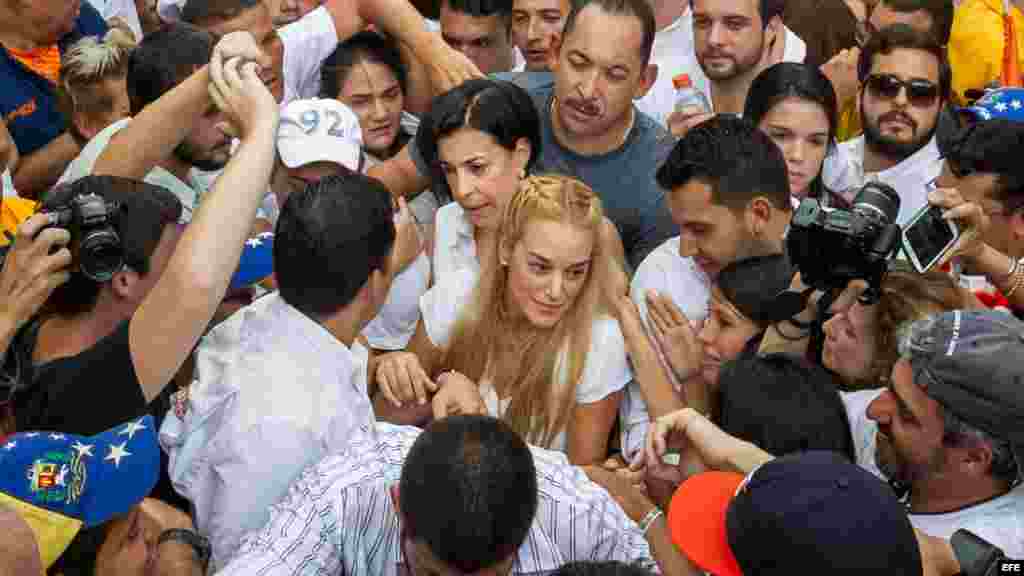 La oposición venezolana se moviliza en 22 ciudades del país para dar comienzo a la campaña 'Venezuela quiere'.