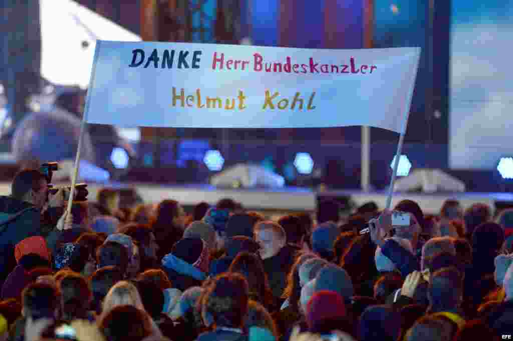 Gracias Señor Canciller Helmut Kohl, decía una pancarta.