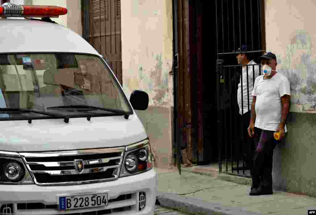 Un hombre usa una máscara facial en La Habana.