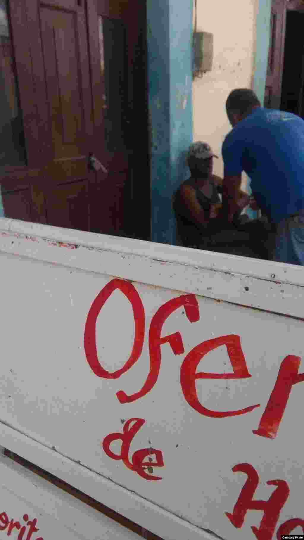  Colaboradores del Proyecto Tondique salen a las calles entregan comida a los necesitados