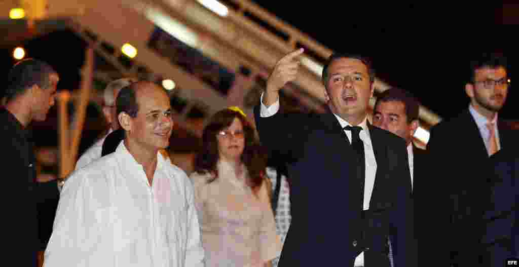 l primer ministro de Italia, Matteo Renzi (d), acompañado del viceministro cubano de Relaciones Exteriores, Rogelio Sierra (i), saluda a su llegada hoy, martes 27 de octubre de 2015, en el Aeropuerto José Martí de La Habana (Cuba). Renzi llegó esta noche