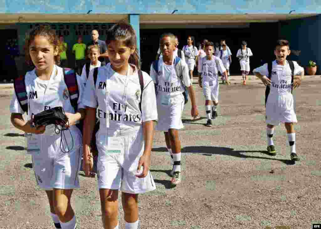 Niños cubanos participan en una clínica de fútbol impartida por entrenadores de la Fundación Real Madrid, del 14 al 18 de noviembre de 2016, en La Habana (Cuba). 