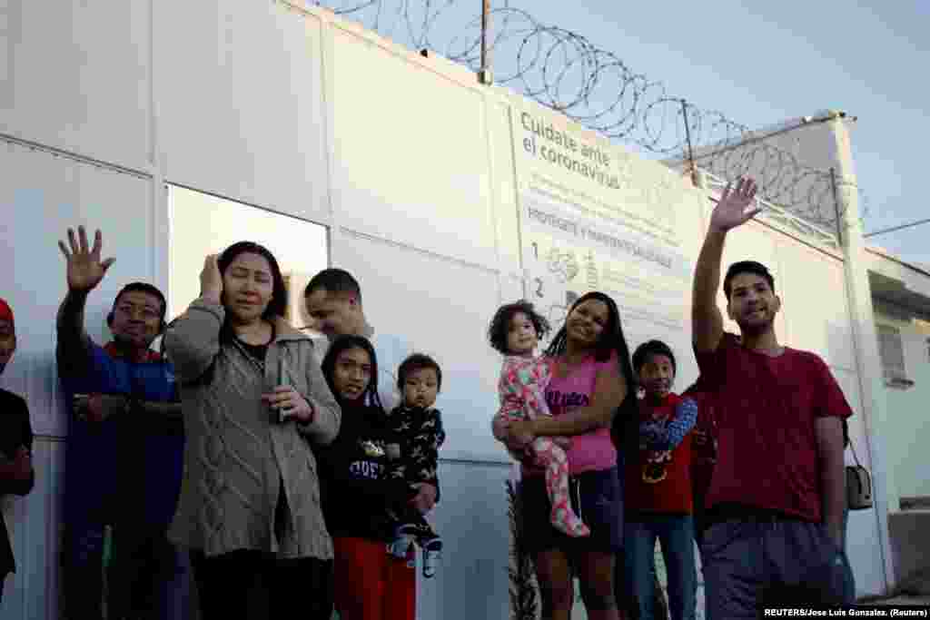 Migrantes en el refugio "El Buen Samaritano" se despiden de sus amigos. Foto: tomada el 11 de marzo de 2021 por REUTERS/José Luis González.