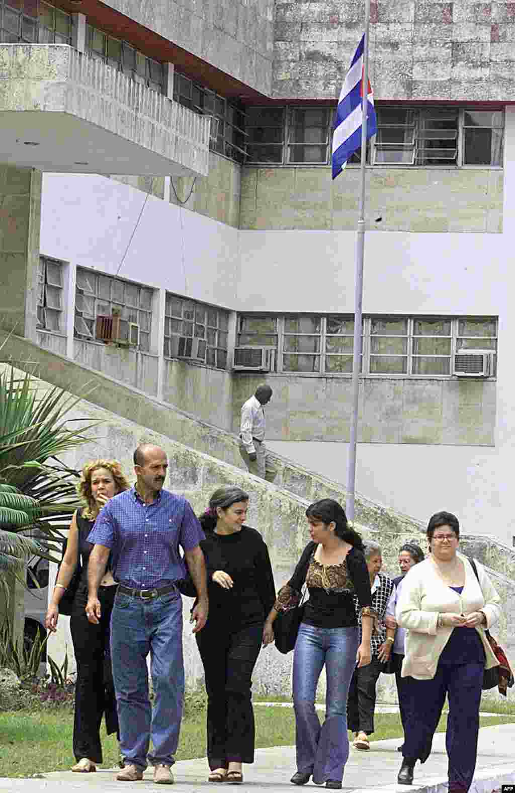 Familiares del disidente Hector Palacios, a quien la Fiscalía pide cadena perpetua, abandonan el Tribunal Supremo de La Habana, donde se lleva a cabo el proceso, el 03 de abril de 2003.