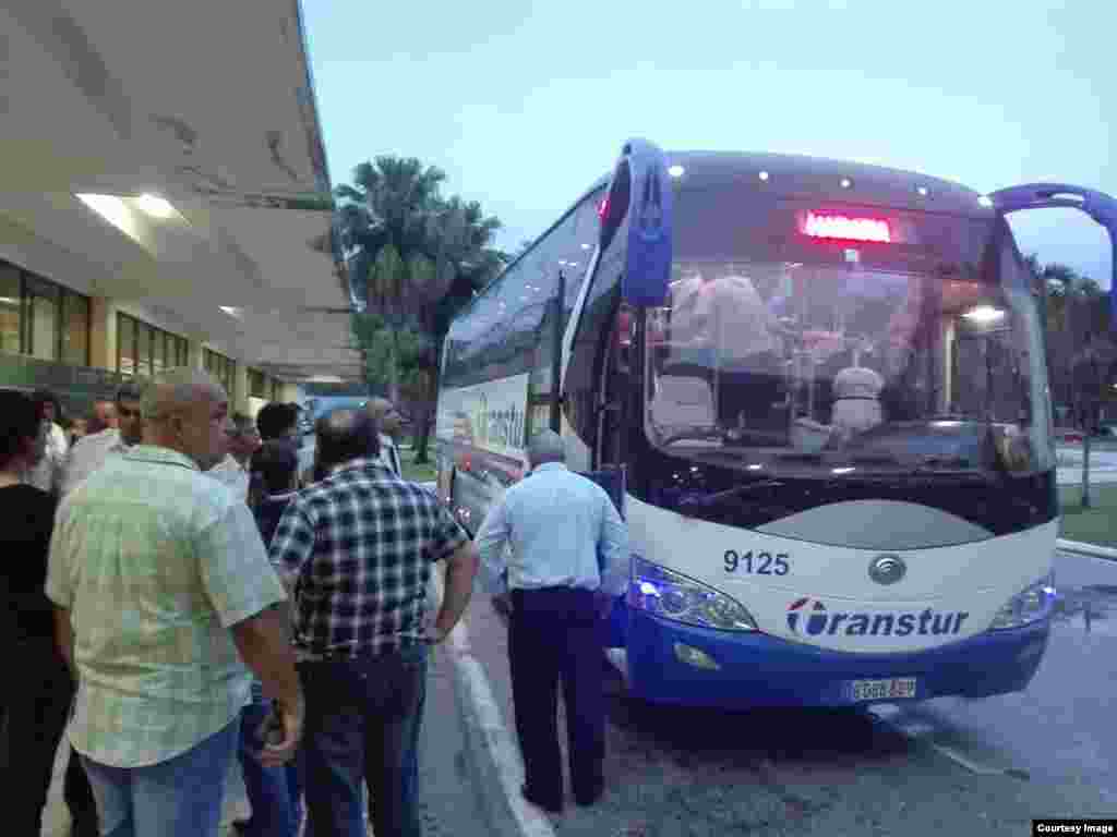 El ómnibus saliendo del aeropuerto de Holguín.