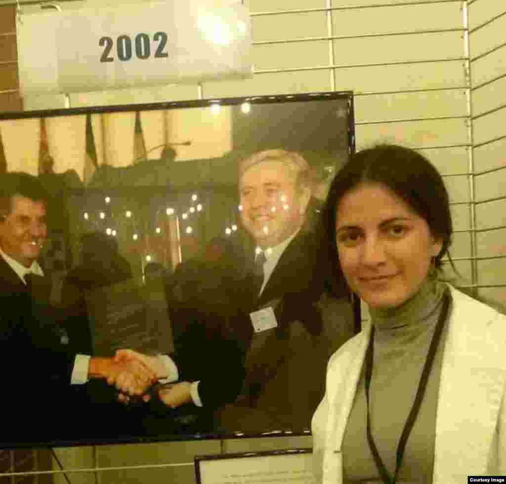 Rosa María Payá posa junto a la foto que muestra a su padre, Oswaldo Payá, en el momento en que recibió el Premio Sájarov.