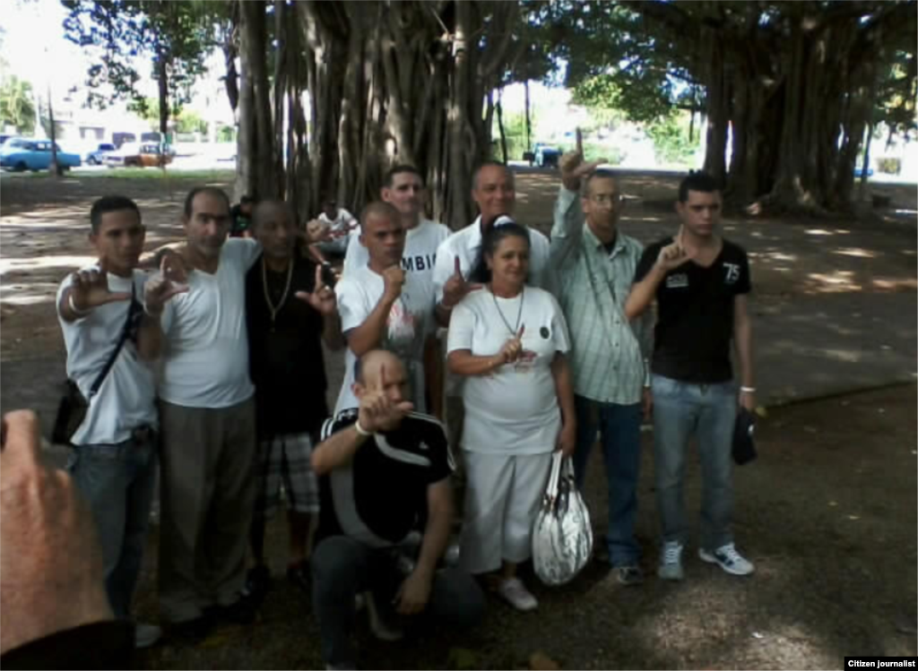 Diez cubanos excarcelados se reúnen el 11 de enero en el Parque Gandhi La Habana para encontrarse con las Damas de Blanco.
