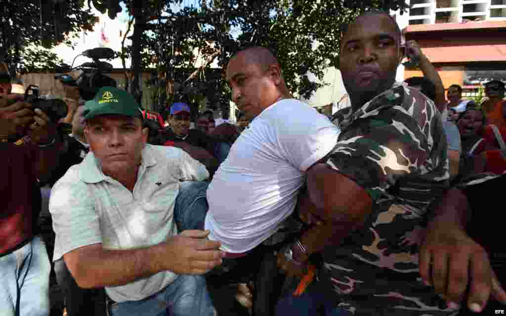 Las disidentes cubanas "Damas de Blanco" sufrieron un duro hostigamiento por parte de seguidores del Gobierno de la isla cuando intentaban congregarse en un concurrido punto de La Habana para iniciar una caminata por el "Día Internacional de los Derechos
