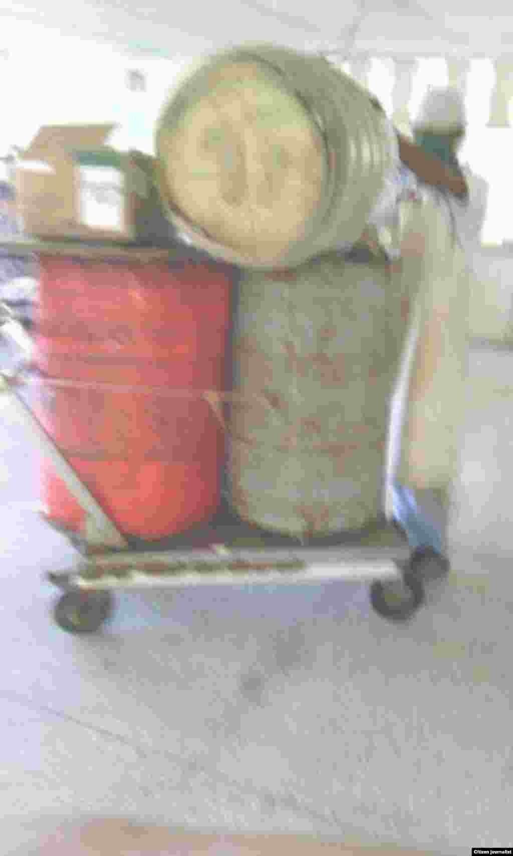 Hospital Celia Sánchez en Campechuela. Un empleado de limpieza deambula recogiendo los desechos sólidos por toda la instalación de salud con los tanques destapados, según reporta Rudi Batista.
