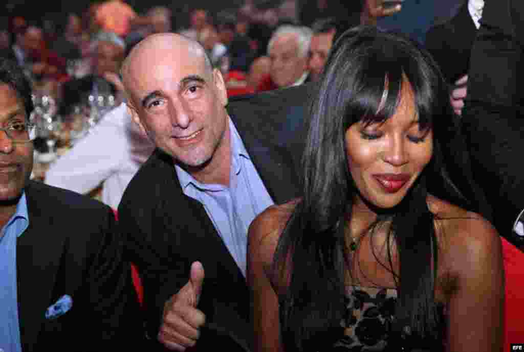 El hijo del exgobernante cubano Fidel Castro, Alejandro Castro (c), posa con la modelo británica Naomi Campbell (d) durante la cena de gala que cerró el XVII Festival Internacional del Habano 