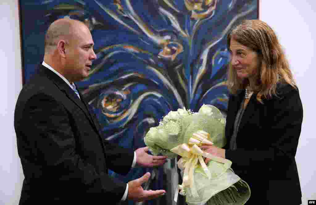  El ministro de Salud de Cuba, Roberto Morales (i), y la secretaria de Salud y Servicios de EE.UU., Sylvia Burwell (d), se reúnen en La Habana Cuba.
