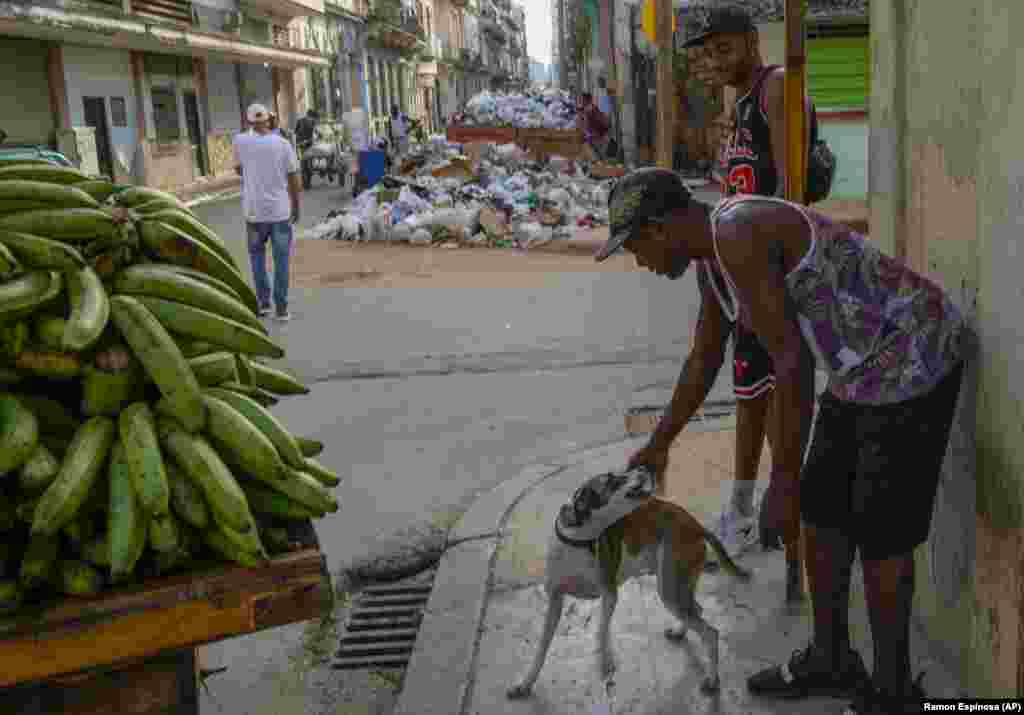 Una céntrica esquina de La Habana, bloqueada por montones de basura. 